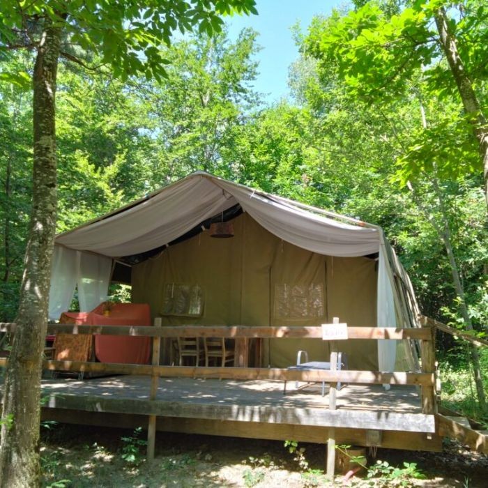 1 nuit en tente safari pour 2 personnes avec le panier petit-déjeuner + Bouteille de vin pétillant Bio