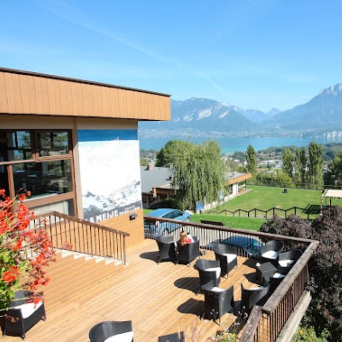 1 nuit pour 4 dans deux chambres communicantes au bord du Lac d'Annecy + pdj buffet