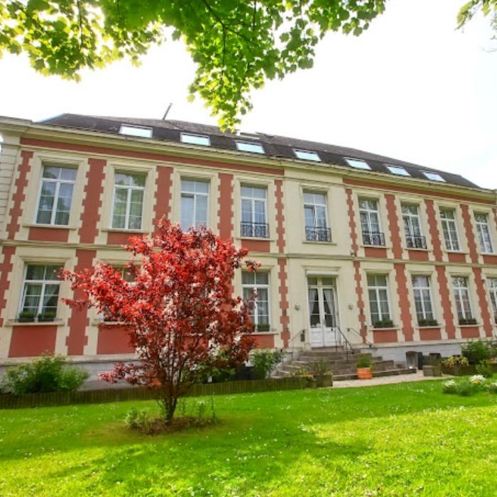 1 nuit en chambre standard pour 2 personnes avec petits déjeuners + 2 repas compris hors boissons