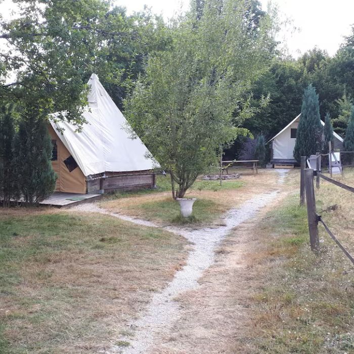 1 nuit en cabane Tipi pour 4 personnes (2 adultes / 2 enfants) avec petits-déjeuners + draps pour 1 lit double et 2 lits simples