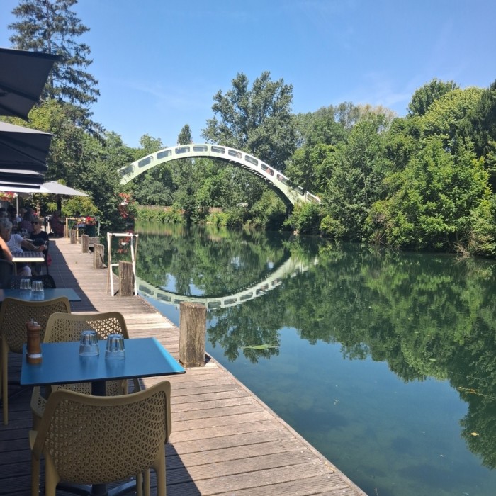 1 nuit en chambre confort pour 2 avec petits-déjeuners + Location d'un bateau électrique durant 2h