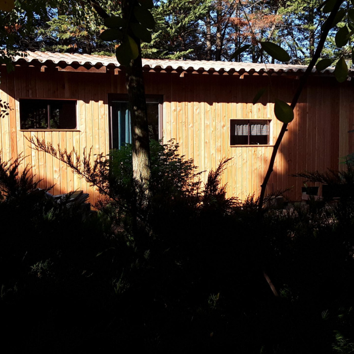 2 nuits en Tiny House pour 2 personnes  + linge de lit inclus pour 2 + une bouteille d'huile d'olive (production locale)