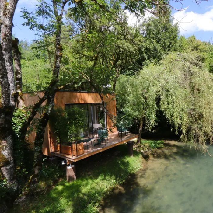 1 nuit à la Cabane pour 2 personnes avec petits déjeuners  + 1h de Sauna panoramique privatisé + Spa finlandais à disposition + Une bouteille de crémant d'exception