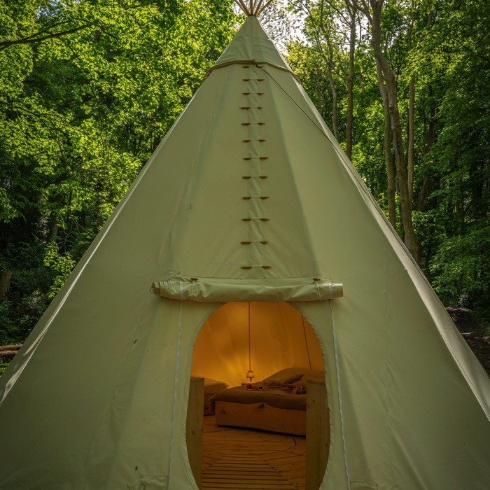 1 nuit en Tipi pour 4 avec petits déjeuners  (2 adultes + 2 enfants) + pack linge de lit famille compris