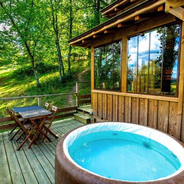 1 nuit en Cabane Perchée avec jacuzzi pour 2 avec petits déjeuners 
