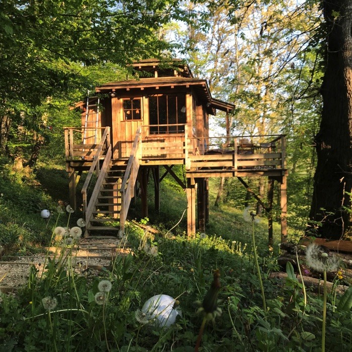 1 nuit en Cabane Perchée avec jacuzzi pour 2 avec petits déjeuners  + panier repas léger + champagne