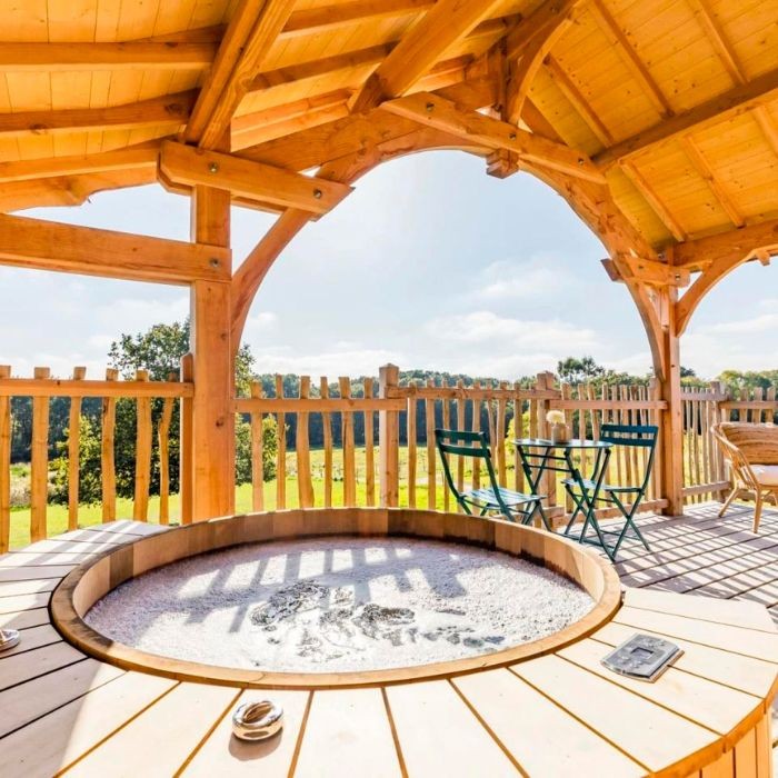 1 nuit en cabane Luxe & Spa avec petits déjeuners pour 2 + 1 panier dîner gourmand avec bouteille de vin pour 2+ 1 accès au spa de 30 min pour 2