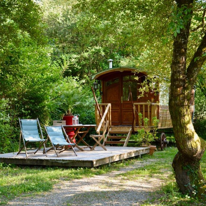1 nuit en roulotte Romanée + pdj pour 4 personnes + (apéritif Loupiac en basse et moyenne saison)