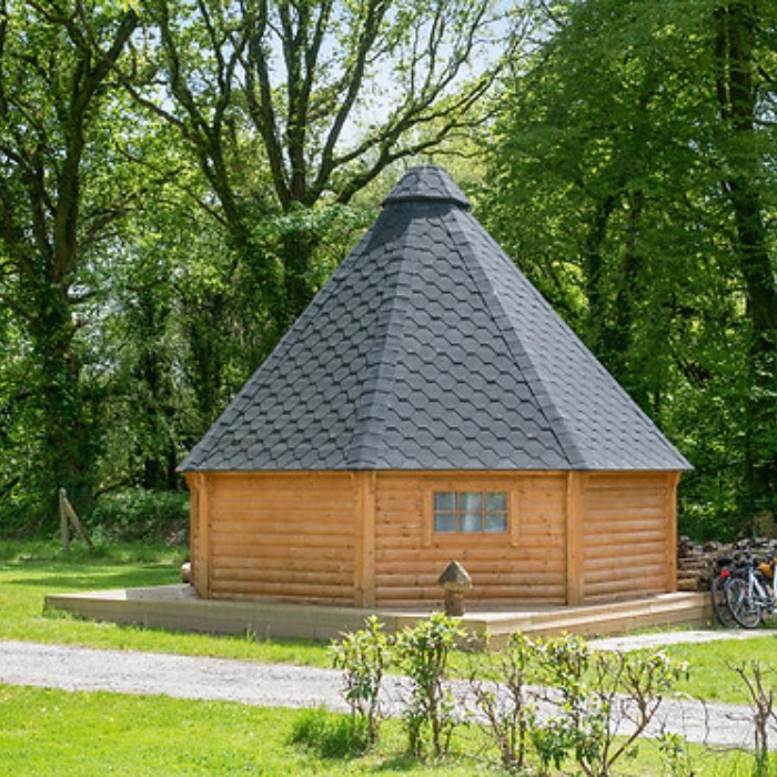 1 nuit insolite en Cabane des Fées pour 2 personnes avec petits déjeuners + linge de lit + 1 séance de sauna pour 2 + prêt de serviette + location de pédalos + boissons de bienvenue