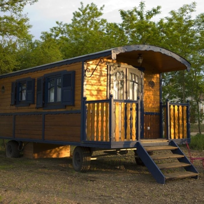 1 nuit en roulotte Gîte pour 4 personnes (2 adultes et 2 enfants) avec petits déjeuners 
