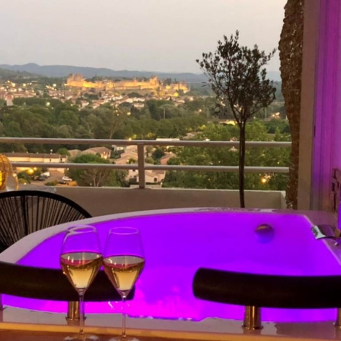 1 nuit en Suite privée avec baignoire balnéo + petits déjeuners pour 2 personnes 
