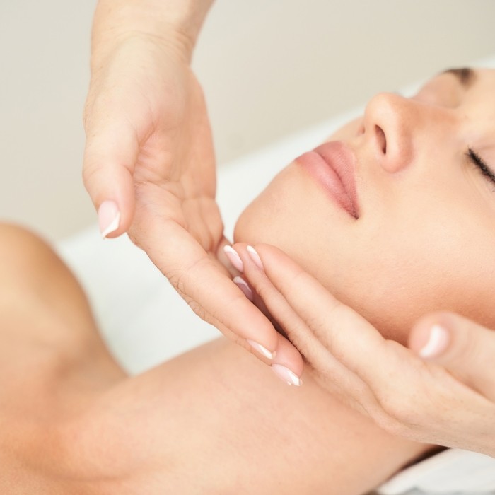 1 massage sur mesure pendant 45 minutes pour 1 personne.