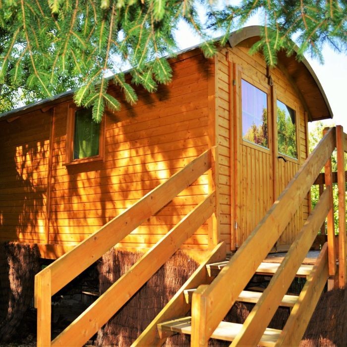 1 nuit pour 4 personnes dans une roulotte avec les petits déjeuners + linge de lit + 1 bouteille de vin