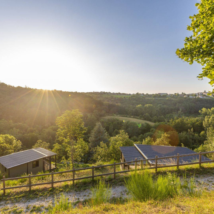 2 nuits pour 4 personnes (2 enfants / 2 adultes) dans une Lodge (Nature Vivrais bord de rivière ou Nature Canada)