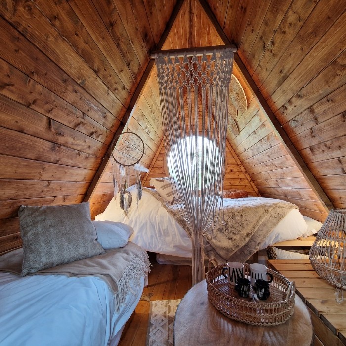 1 nuit en Cabane Tipi Indiana pour 2 avec petits déjeuners + 1h30 d’accès au bain à remous + verres de bienvenue 