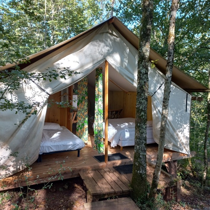 1 nuit en tente forêt pour 4 personnes  ( 2 adultes et 2 enfants de + 3 ans)  avec petits-déjeuners et draps (offre basse saison) 