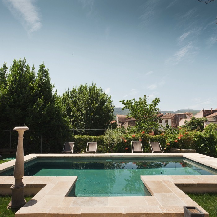 1 nuit + pdj + 1 massage signature de 60 min / personne + accès SPA (bassin + sauna) / weekends et vacances scolaires (hors juillet/août et ponts)