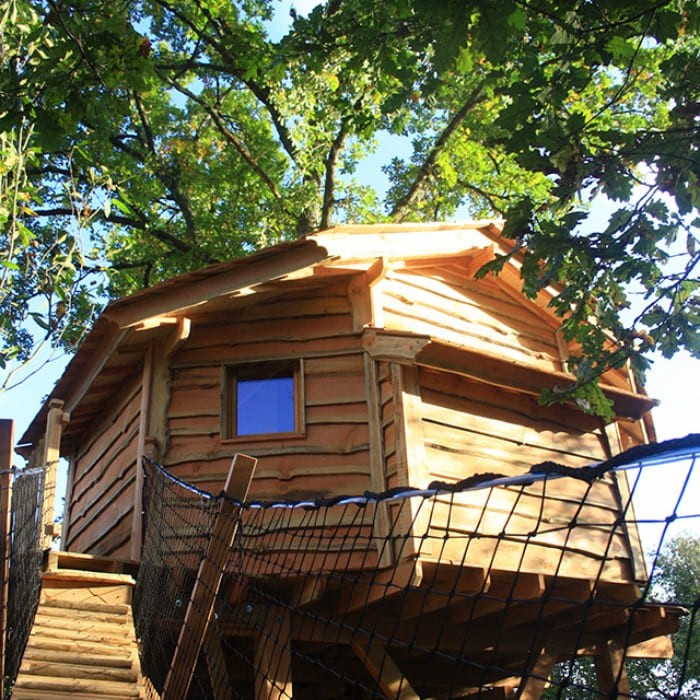 1 nuit en Cabane Funambule pour 4 personnes ( 2 adultes / 2 enfants ) + ( 1L de jus de Pomme pour la basse saison)