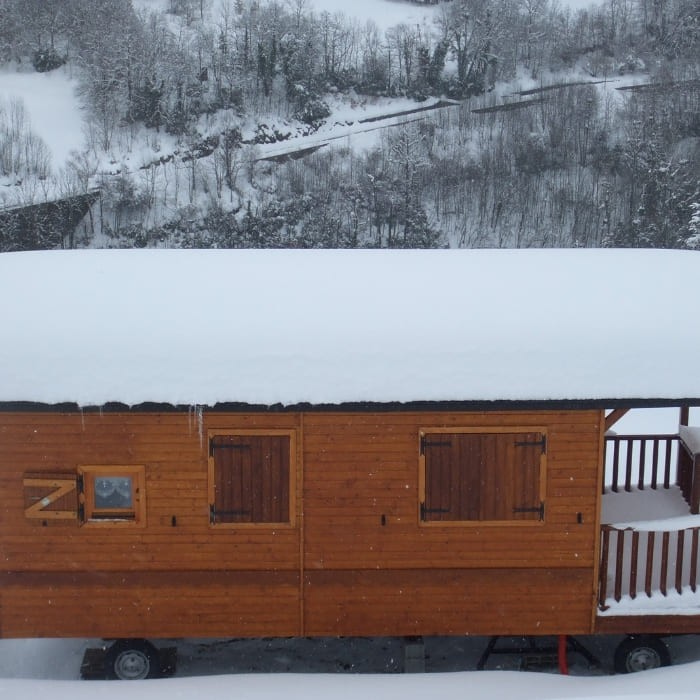 1 nuit en Roulotte Edelweiss pour 4 personnes ( 2 adultes / 2 enfants ) + draps inclus + serviettes 