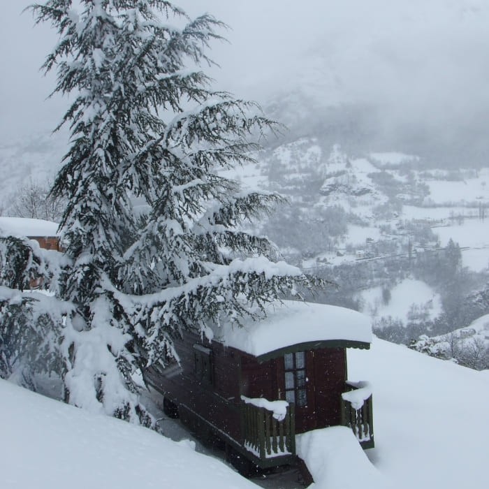 1 nuit en Roulotte Rhododendro pour 4 personnes ( 2 adultes / 2 enfants ) + draps inclus + serviettes 