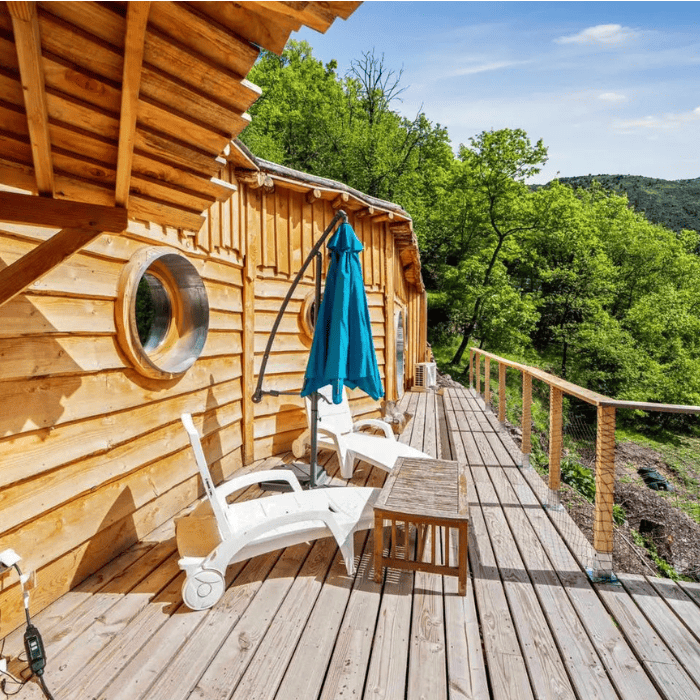 1 nuit pour 2 personnes en cabane du Hobbit en Haute saison avec accès au bain à remous + apéritif bière 
