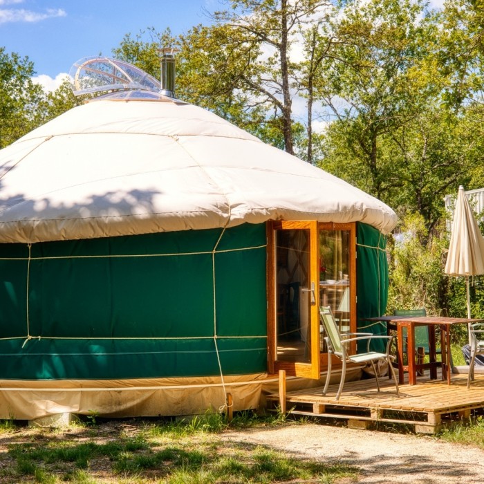 1 nuit pour 2 personnes en Yourte + ménage + 1 panier gourmand en week-end de novembre à mars 