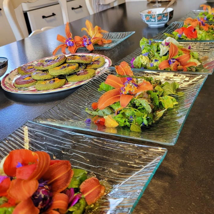 1 nuit pour 2 personnes en Gîte Coquelicot pdj inclus +  1 repas complet + Panier gourmand + Visite guidée