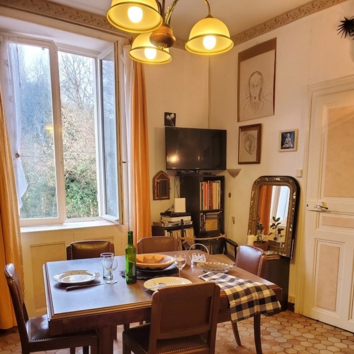 1 nuit pour 4 personnes ( 2 adultes / 2 enfants ) + option ménage + 1 panier gourmand 
