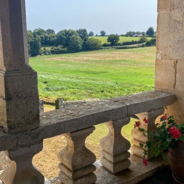 1 nuit pour 2 personnes en chambre d'hôtes avec petits déjeuners + un soin énergétique d'1h par personne pour 2 + 1 livret explicatif historique du château